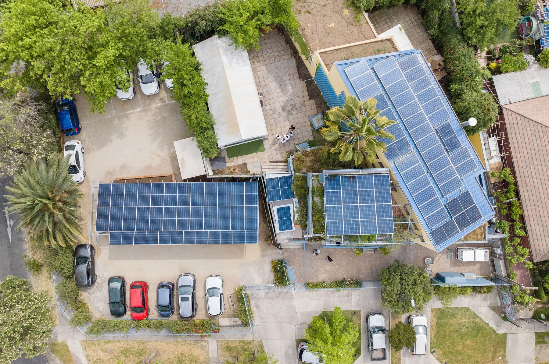 Vista aérea de Clínica Los Tiempos con su instalación de paneles solares