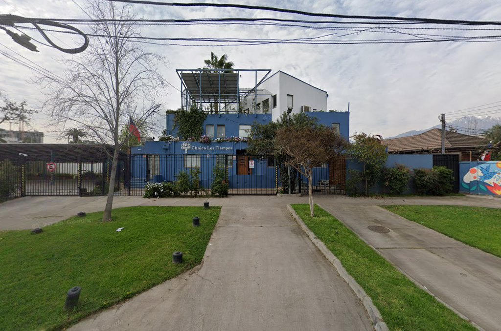 Entrada de Clínica Los Tiempos en Av. José Arrieta, La Reina