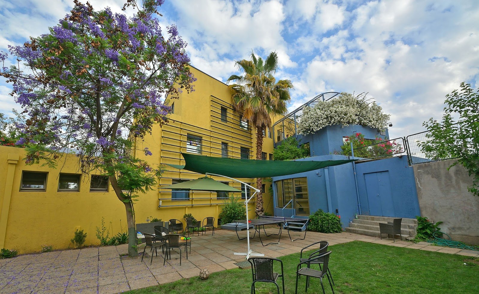 Jardín exterior de Clínica Los Tiempos, La Reina